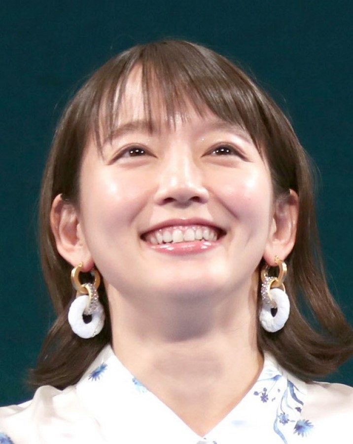 吉岡里帆、”くびれチラリ”で尾野真千子と2ショット『チラ見せが、ぐ～』『へそ出しかわいい』(中日スポーツ)