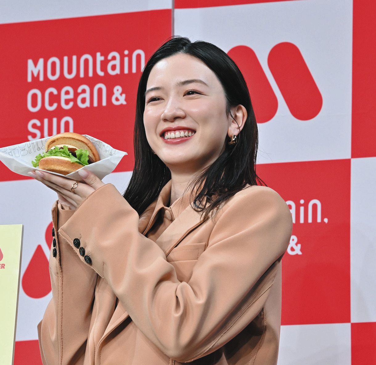 永野芽郁、初めてのテリヤキバーガー「一瞬でとりこになりました」(中日スポーツ)