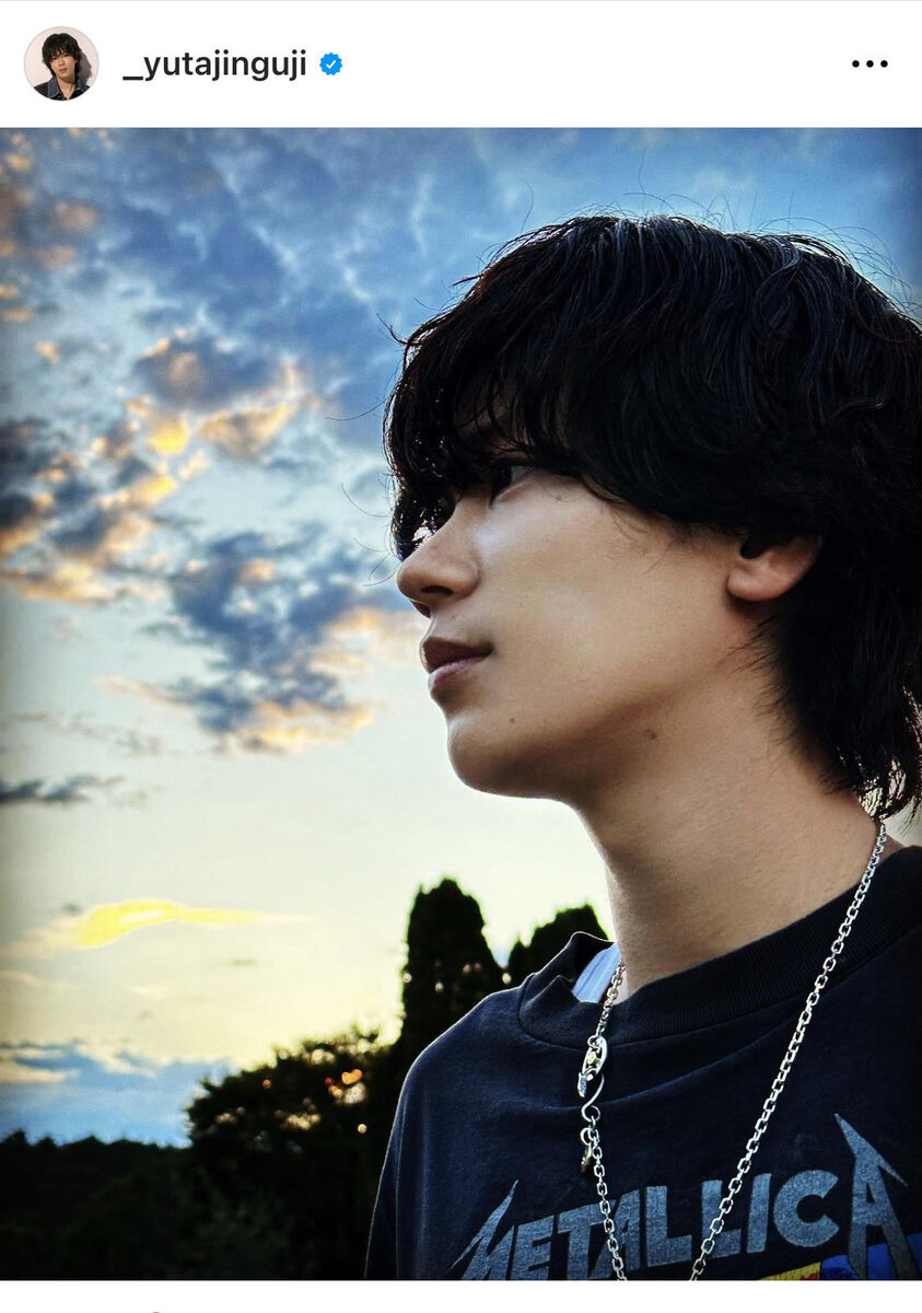 神宮寺勇太、至近距離の”横顔ちら”ショットが話題！「顎のラインが綺麗すぎ」「美しすぎる」とファン絶賛(スポーツ報知)