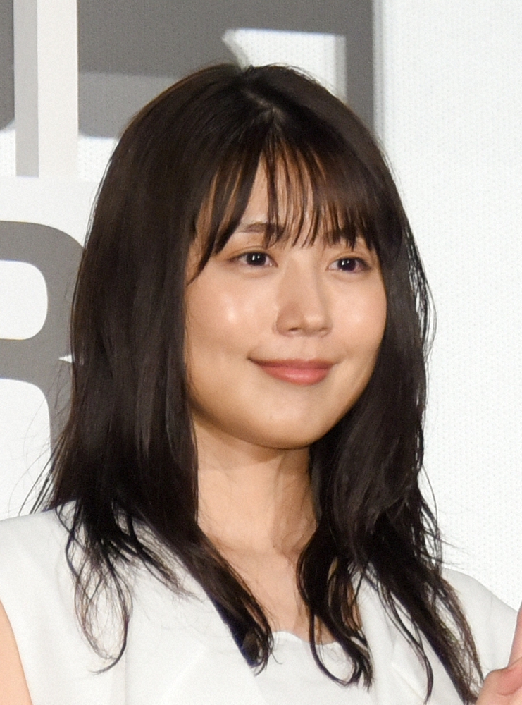 有村架純　ヴァレンティノを着こなす「カッコ可愛い」コーデが話題　大胆な美脚ショットも(スポニチアネックス)