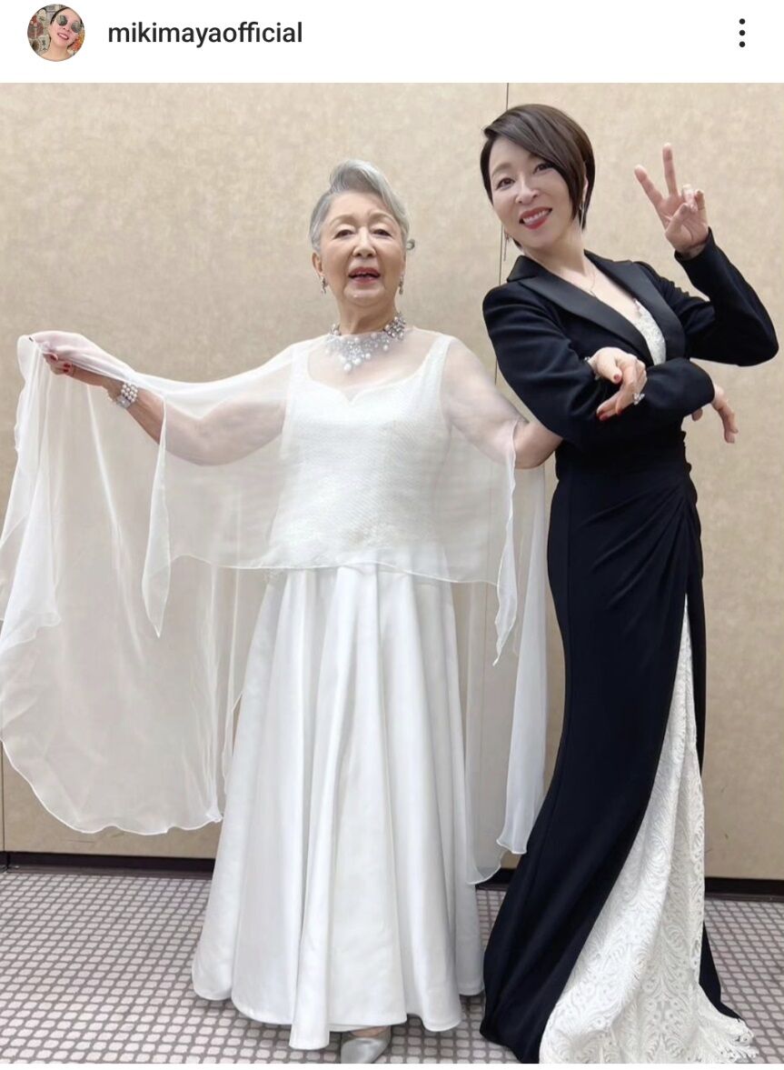 ご機嫌な９０歳・草笛光子の白ロングドレス姿に「ほんとに美しい」「目標ですねぇ～」の声(スポーツ報知)