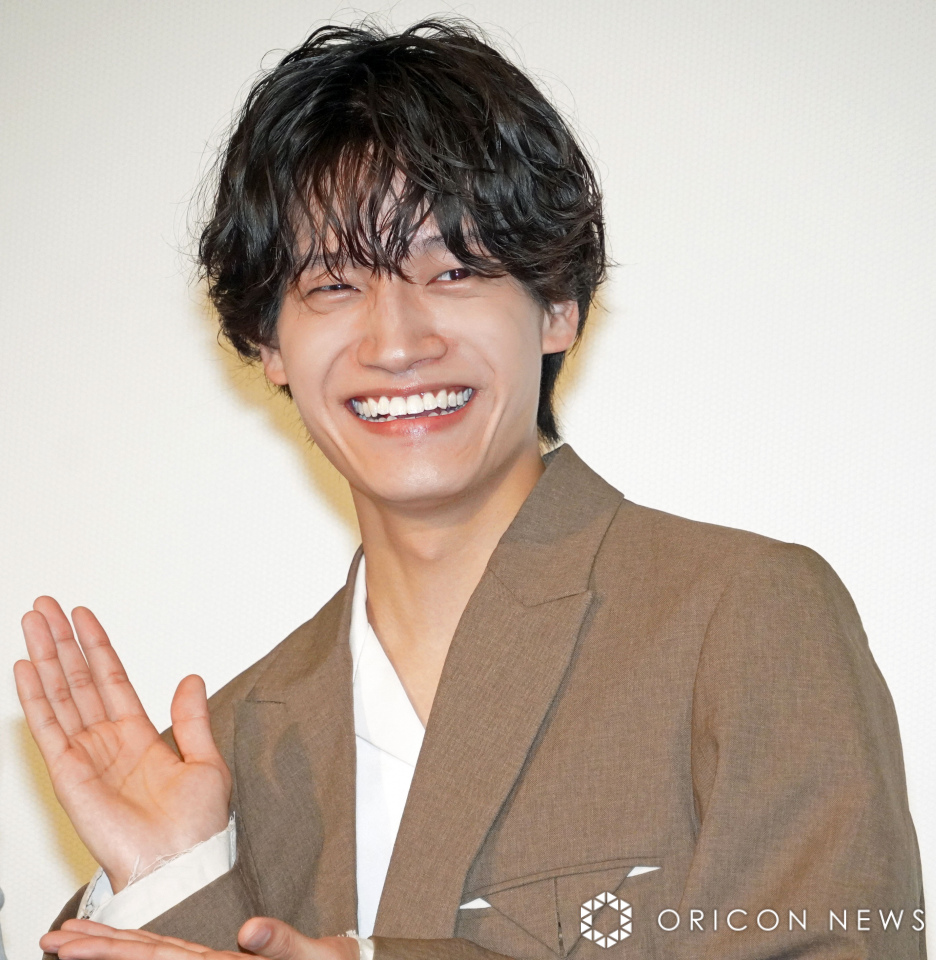 Aぇ! group佐野晶哉、平泉成に涙ぐむ「目にキラキラしたものが…」　“出会いの運”に感謝「幸せです」(オリコン)