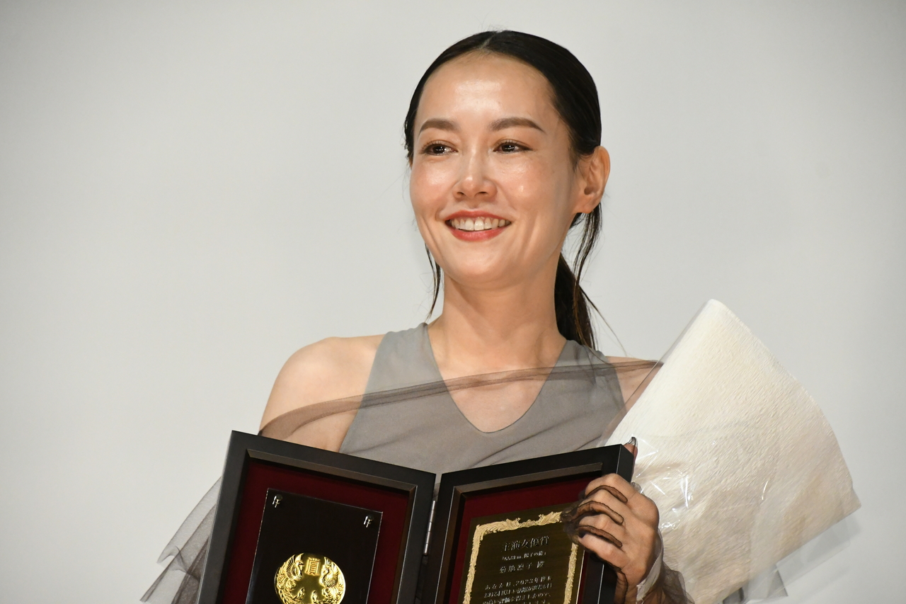 菊地凛子、日プロ大賞主演女優賞受賞に涙！ 綾野剛はサプライズで監督賞プレゼンターに(映画.com)