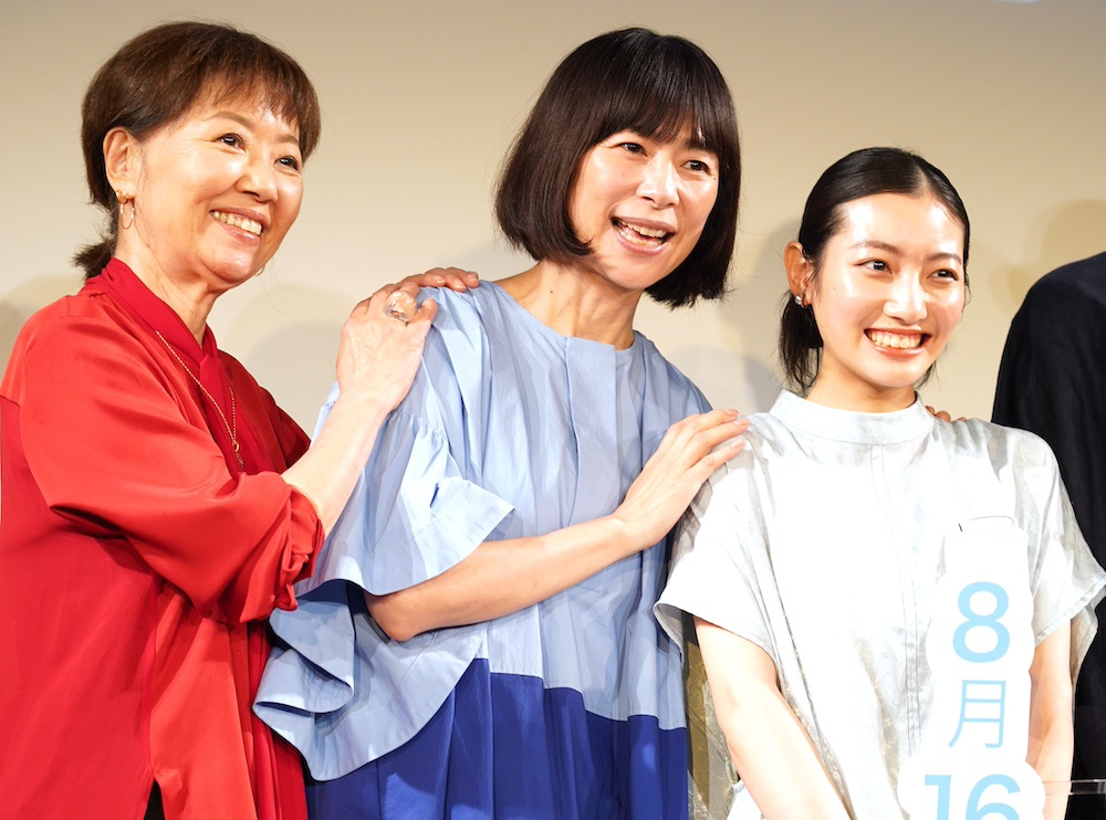 川島鈴遥＆西田尚美＆斉藤陽一郎＆浅田美代子が映画『ミライヘキミト。』で演じた渡利家は「仲良しで自慢の家族！」とニッコリ(MOVIE WALKER PRESS)