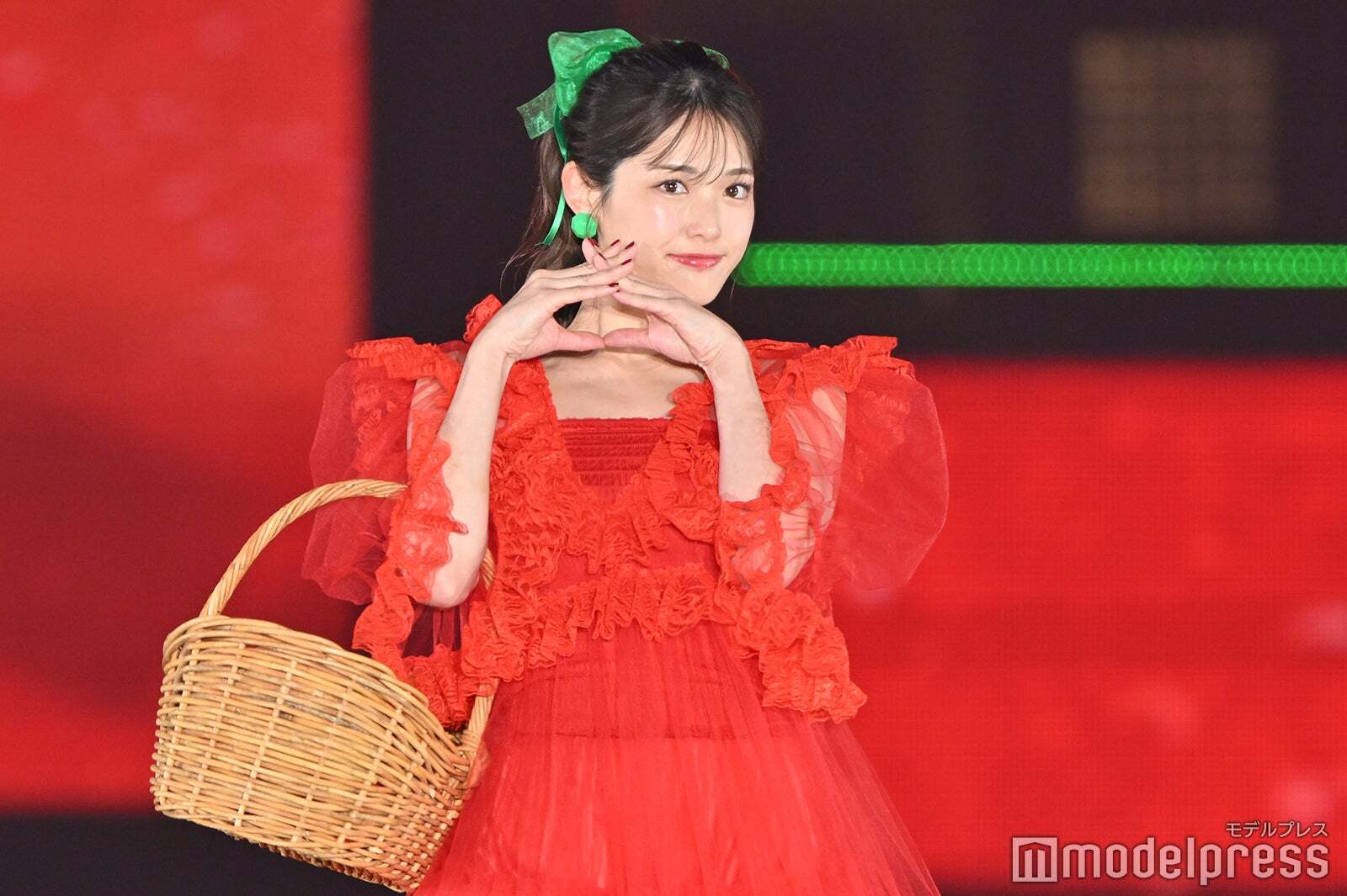 松村沙友理、赤ドレスで“さゆリコピン”ポーズ披露 ぶりっ子連発で会場沸かす【GirlsAward 2024AW】(モデルプレス)