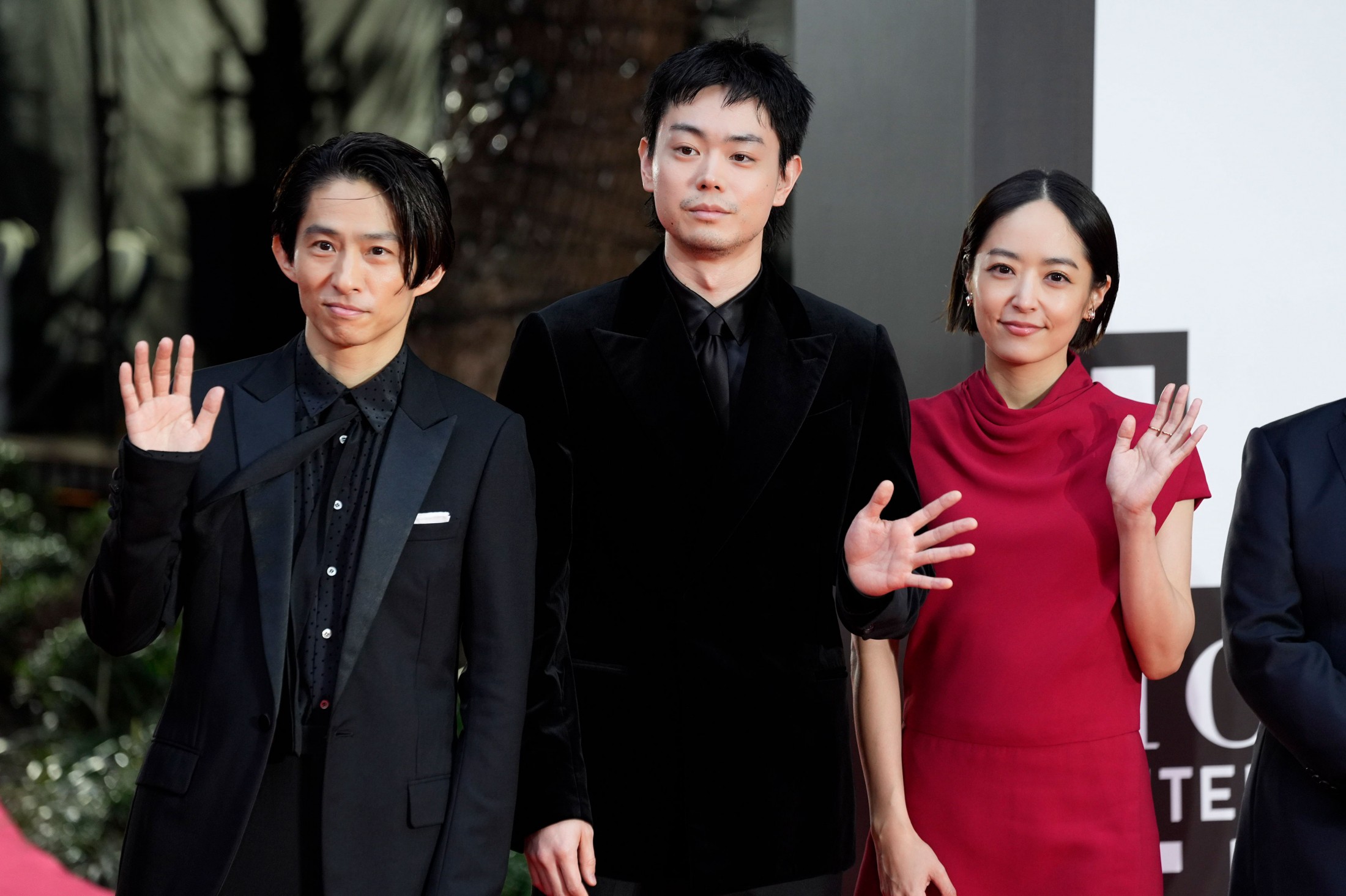 菅田将暉、主演映画『サンセット・サンライズ』でレットカーペット登場！井上真央は真っ赤なミニのドレスで美脚披露：第37回東京国際映画祭(シネマトゥデイ)