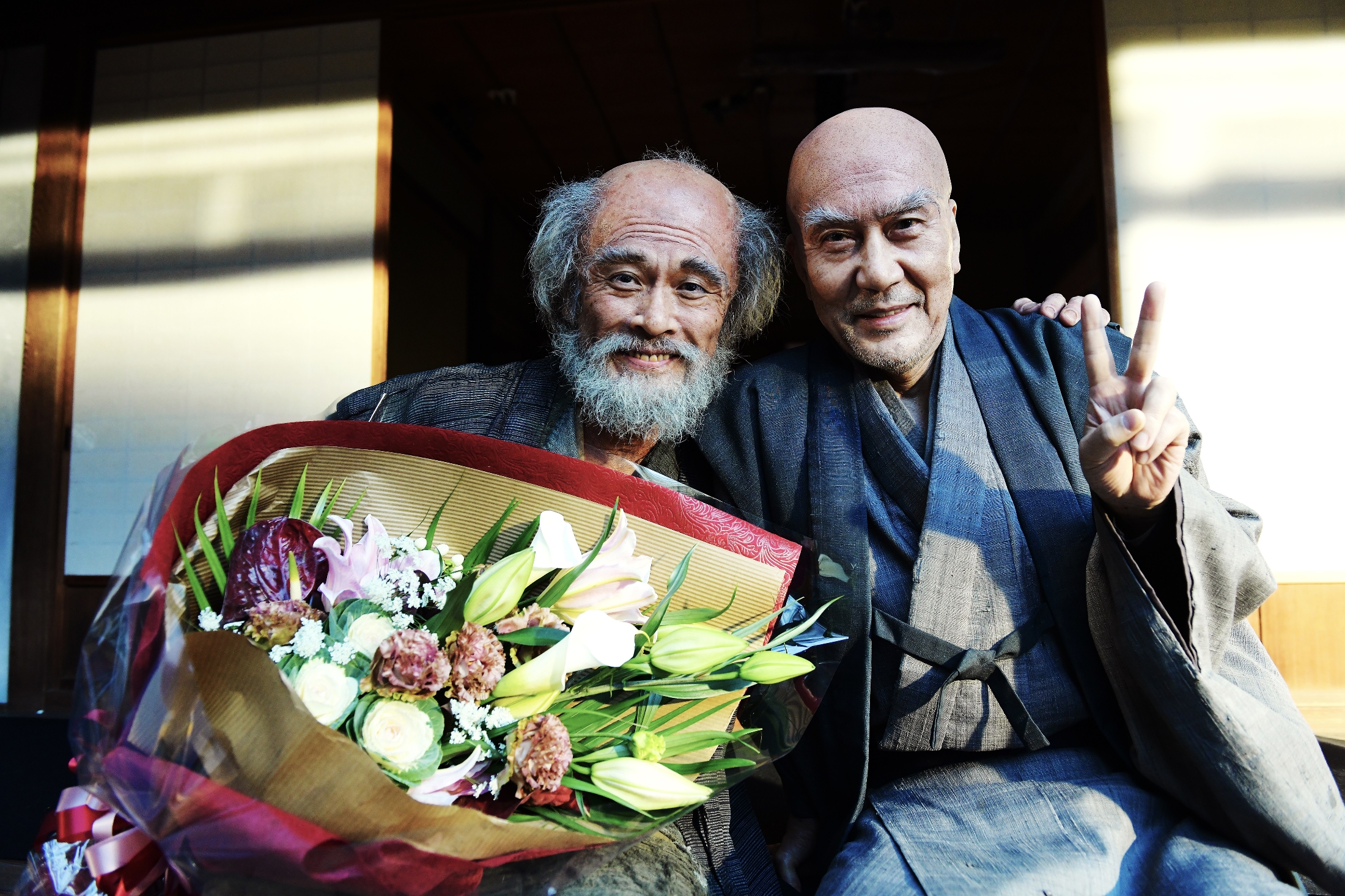 役所広司と内野聖陽が熱い抱擁『八犬伝』メイキング映像＆写真到着。渡邊圭祐、板垣李光人らの舞台裏も(CINRA)