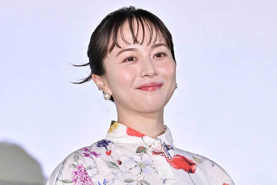 38歳女優の「人生初のCA役」が話題　待望の制服姿にファン歓喜「かわいい」「完全にCA」(ENCOUNT)