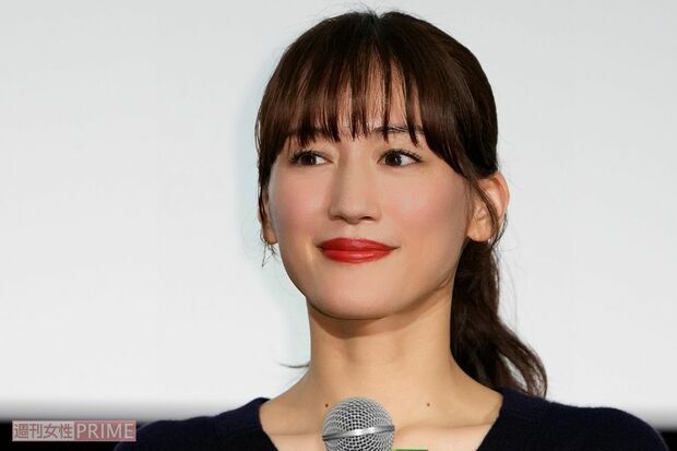 「映画サイトで2.6点」綾瀬はるか、胸元全開ドレスでアピールした主演映画に集まる酷評(週刊女性PRIME)