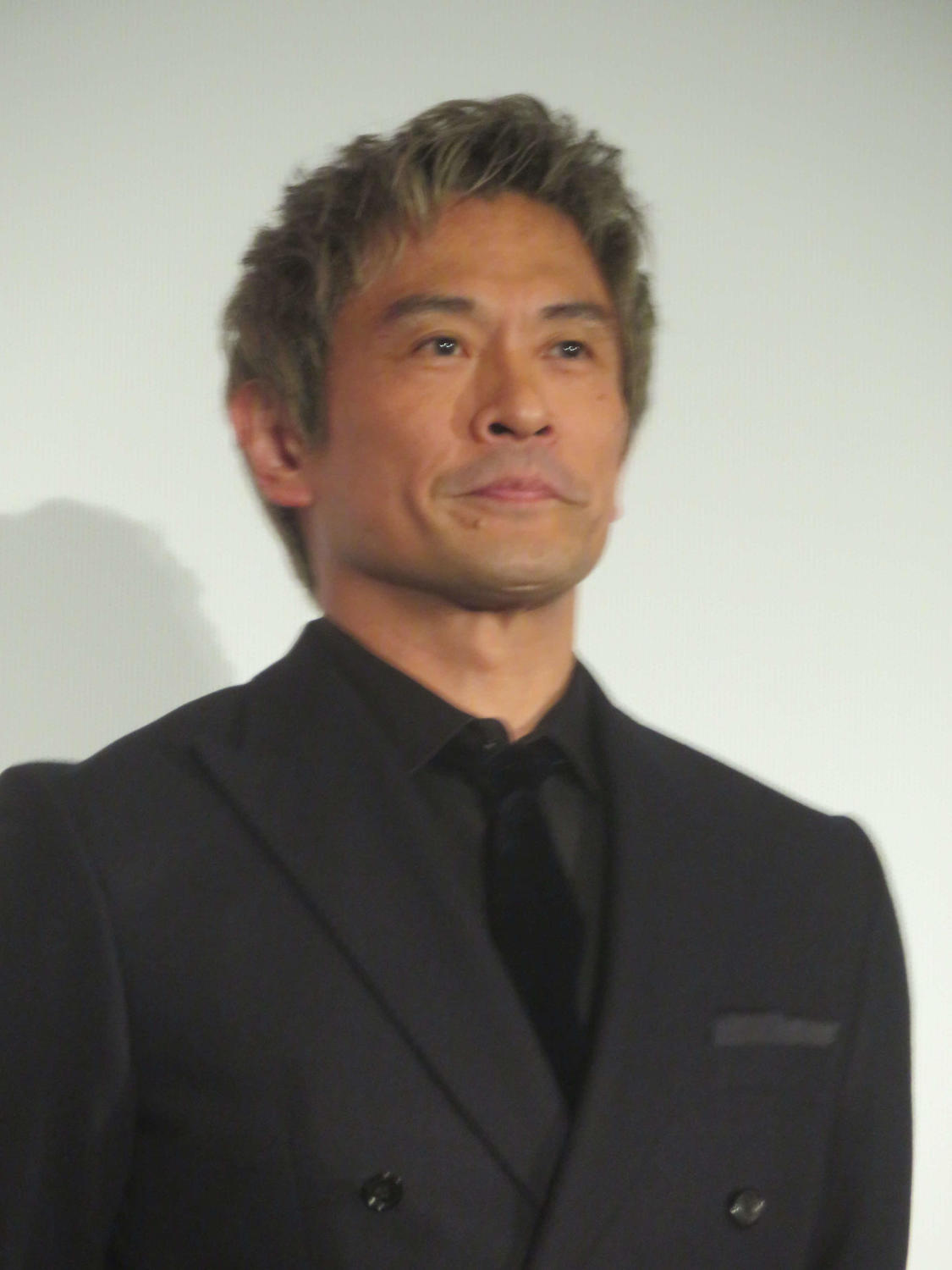 内野聖陽「情熱から生まれた」構想６年の半分に携わった主演映画に上田監督も感極まって涙(日刊スポーツ)