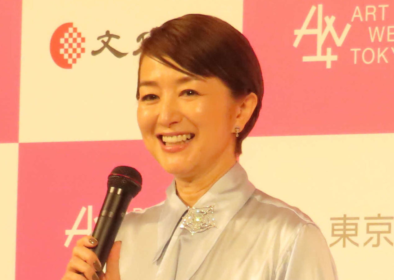 まるで別人！56歳の鈴木京香、メガネかけたベリーショートヘア最新姿に騒然「素敵過ぎ」(日刊スポーツ)