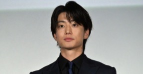 伊藤健太郎さんの『光る君へ』豪華オフショットに反響続出！　松下洸平さん＆竜星涼さんとの久々の再共演も話題に(ハフポスト日本版)