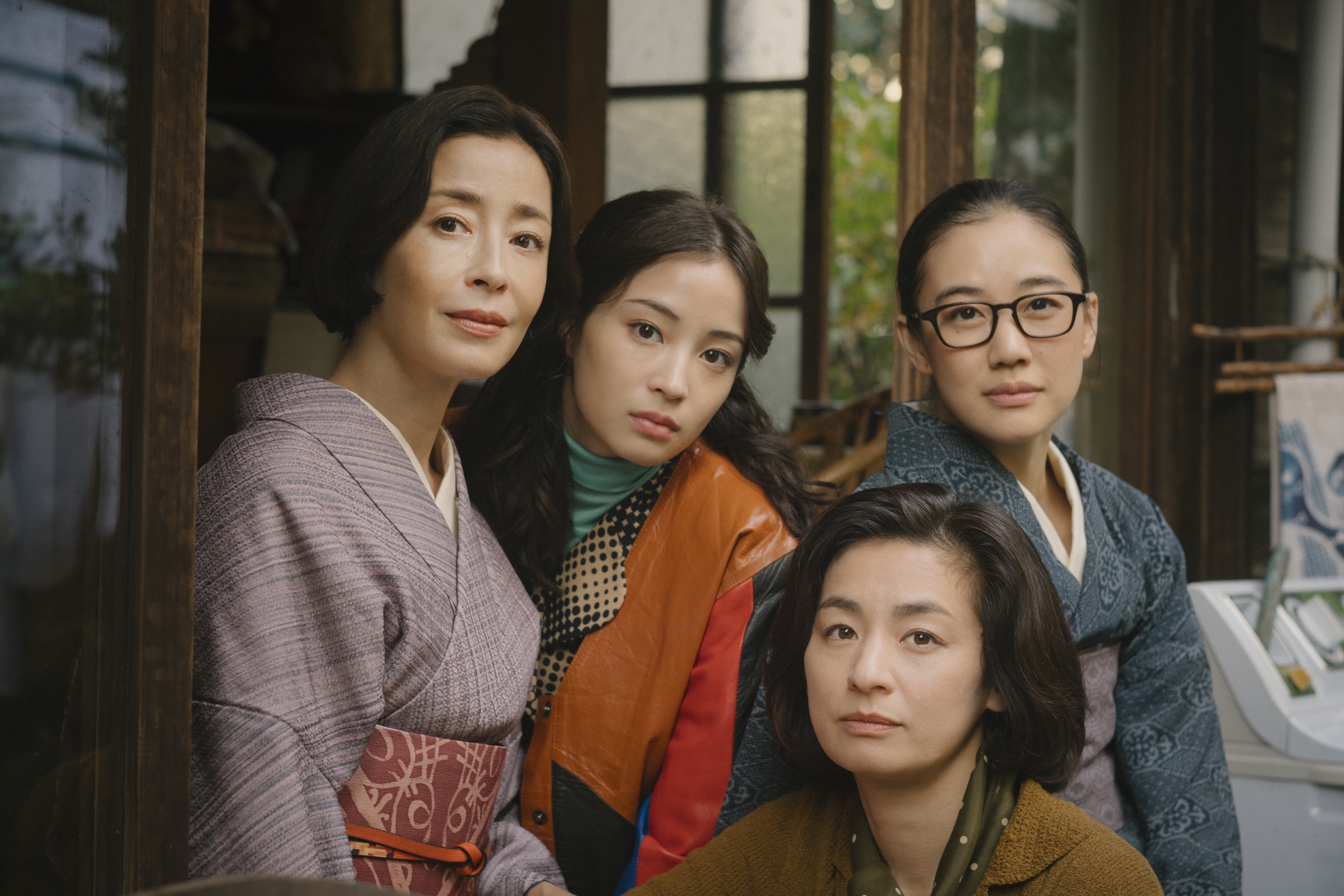 Netflix『阿修羅のごとく』宮沢りえ×尾野真千子×蒼井優×広瀬すずに不穏が訪れる場面写真9点解禁(Bezzy)