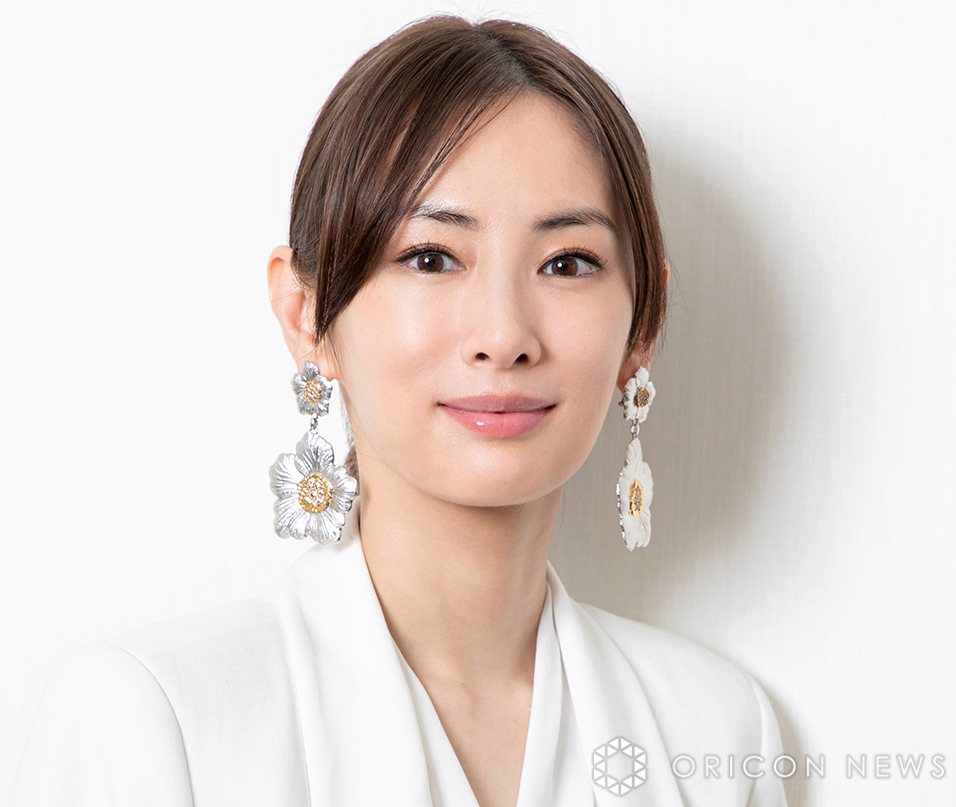 北川景子、100均アイテム使用の“手作りポシェット”紹介「娘が水色が一番好きなので、水色×シルバーツイードです」(オリコン)