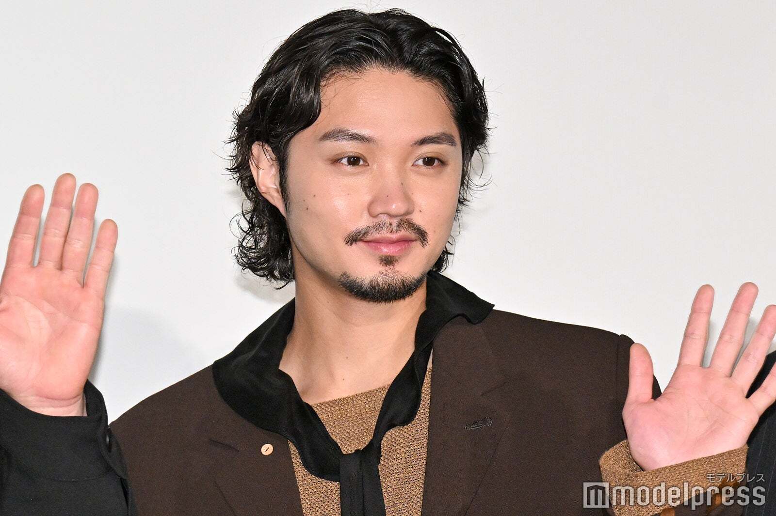磯村勇斗、大学の同級生だったSnow Manメンバーとは「学食は何回か一緒に食べた」(モデルプレス)