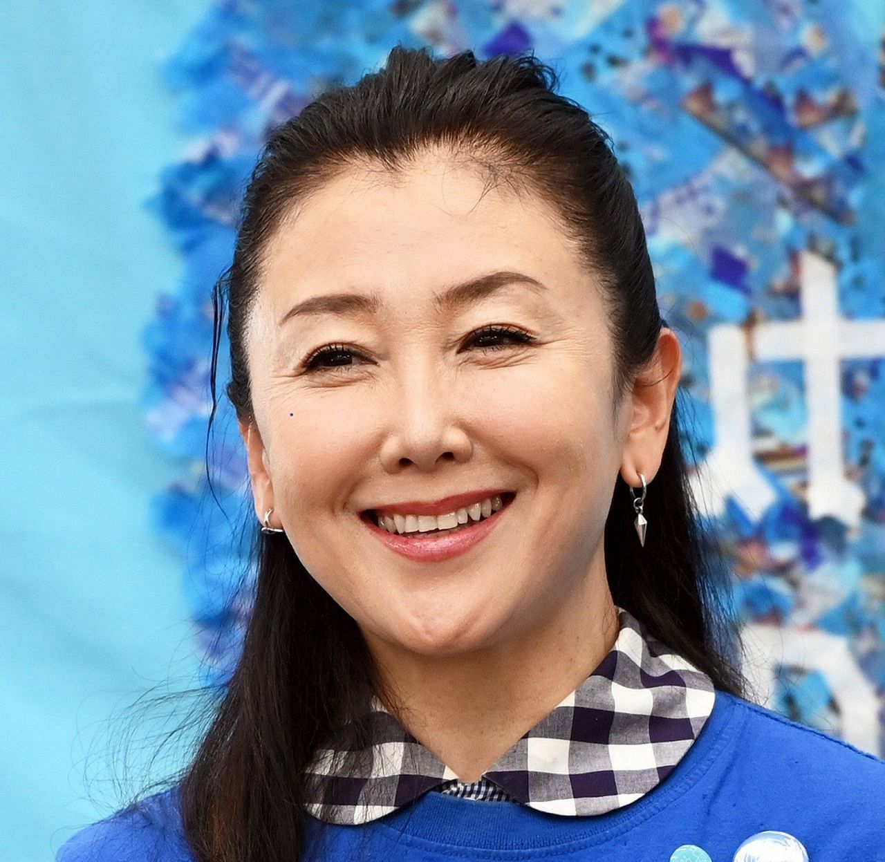 64歳・女優、『＃ロマンティックおばさん』上等！の華やか花柄ワンピ姿にフォロワー「素敵すぎる！」「春めいてグッド」(中日スポーツ)