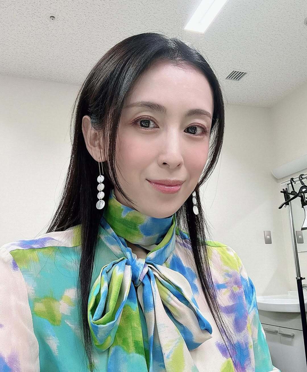 47歳・人気女優〝雰囲気ガラリ〟最新ショットに大反響「すごいボリューム！」「ウェーブヘアで素敵ッ」など好感の声続々(西スポWEB OTTO！)