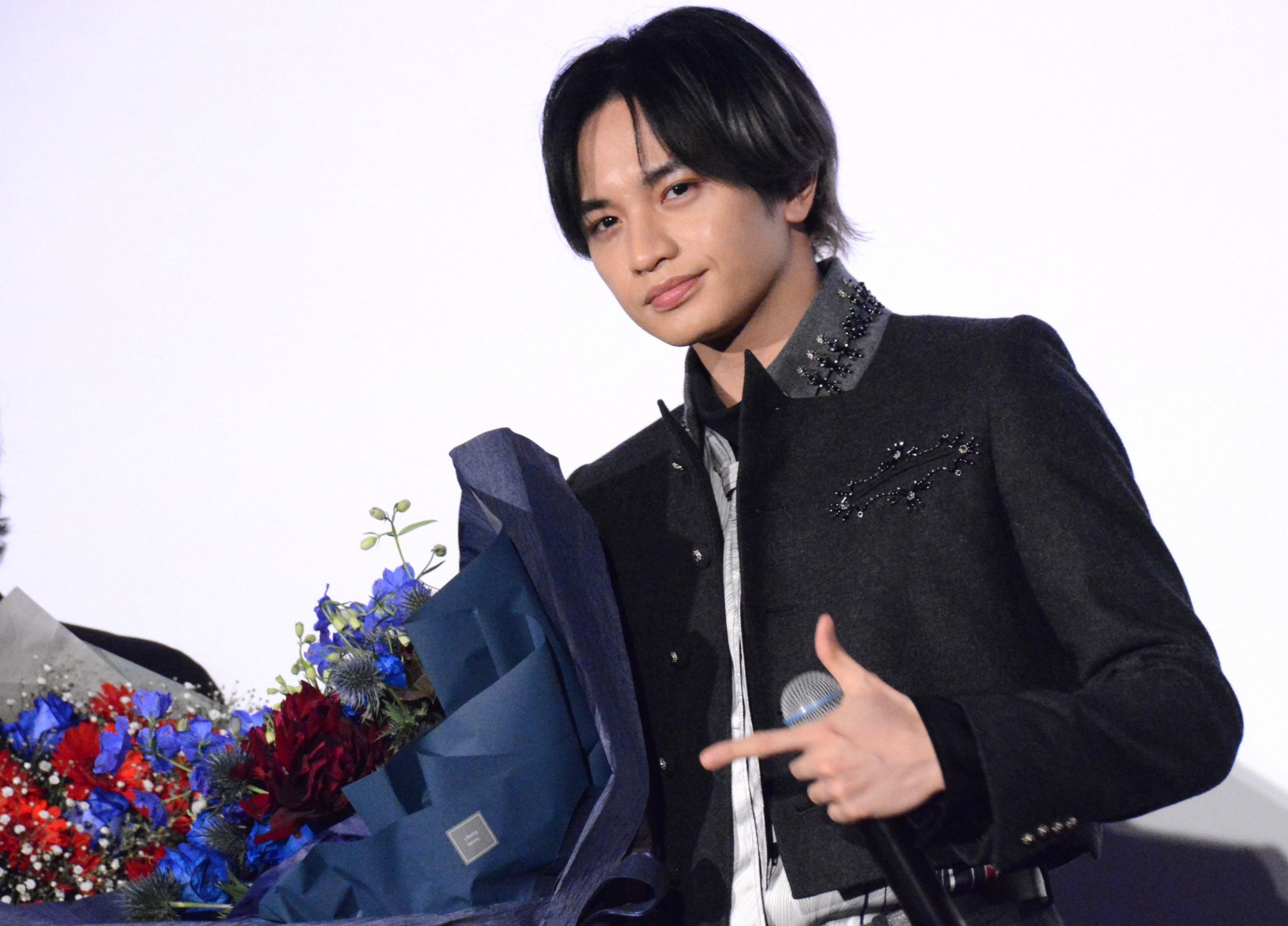 中島健人、キャスト全員にサプライズ　それぞれに合う花言葉の花束をプレゼント(シネマトゥデイ)