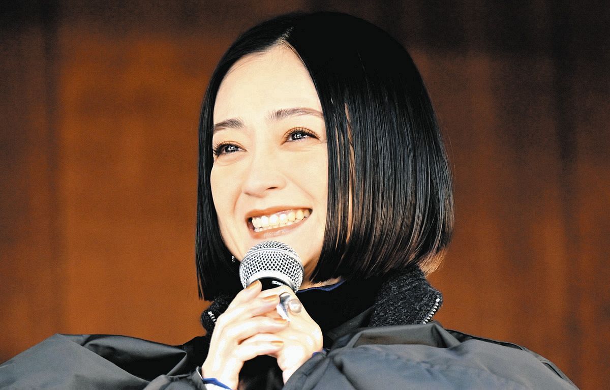 年齢不詳のかわゆさ、43歳女優のレアな髪形にフォロワー驚き、「くりくり～っ」「アフロ？」「くるくるの髪の毛可愛すぎ」(中日スポーツ)