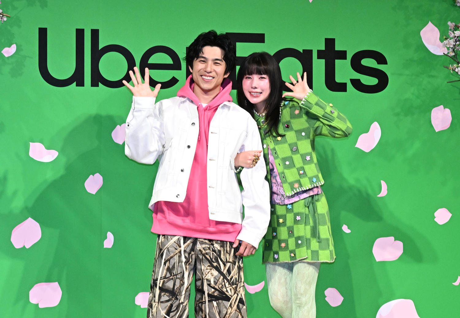 仲里依紗からのサプライズプレゼントも中尾明慶が頭を抱えた「Uber Eats」新CM発表会(日刊スポーツ)