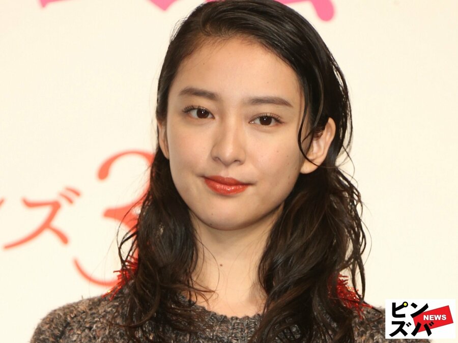 「三児の母にはとても見えない」第3子出産の武井咲、トラッドコーデのスレンダー近影で変わらぬ美貌を披露(ピンズバNEWS)