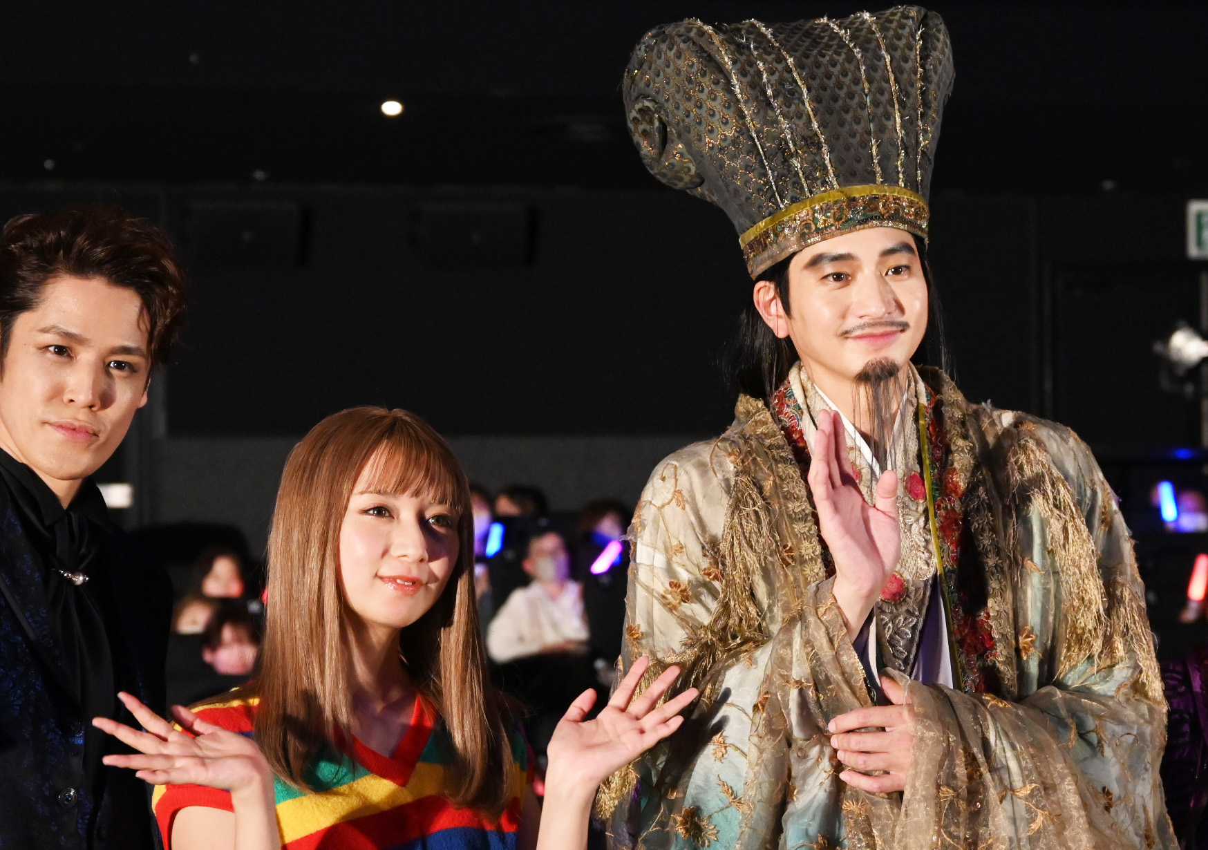 向井理『パリピ孔明』衣装で登場　重さ5キロほどで「ハンガー折れたことが」(シネマトゥデイ)