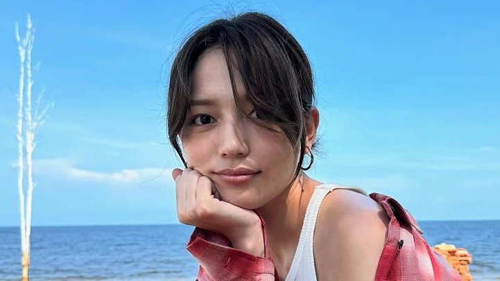 「肌が綺麗っ!」川口春奈 “すっぴん”＆美脚ショット公開も豪快な“ボサボサ髪”に注目が!「追い風が凄いですね」「いろんなはーちゃん見れて最高」(めざましmedia)