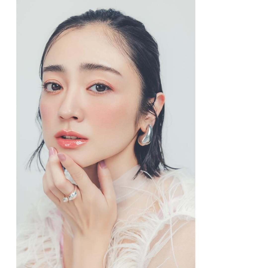 〝同級生〟人気女優トリオが意味深3ショット「眼が怪しい」「皆さますっぴん⁉」「うわすごい美人三姉妹ですね」(西スポWEB OTTO！)