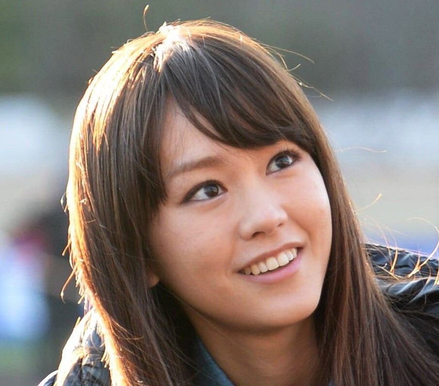 夫は人気俳優で1児の母…35歳女優〝いもむしマント〟写真に反響続々「妖精なのかな？」「可愛すぎるてるてる坊主」「蒸されてもカワイイ」(西スポWEB OTTO！)