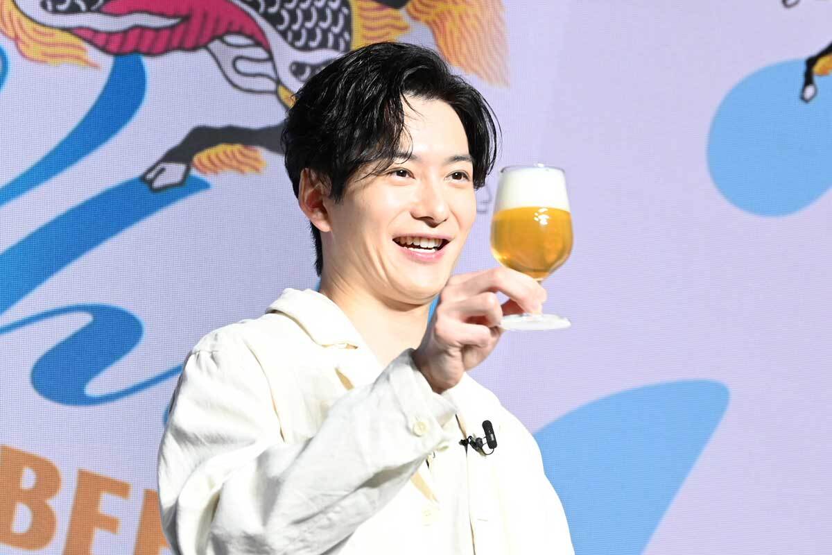 岡田将生、午前中からビール試飲に「良いんでしょうかね」と戸惑いながらも笑顔(ENCOUNT)
