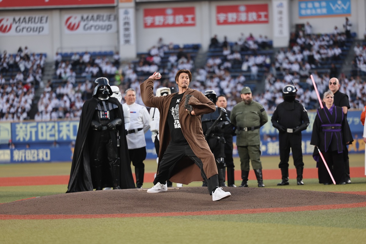 ダース・ベイダーがZOZOマリン降臨　速水もこみちの始球式見守る「STAR WARS NIGHT」開催(シネマトゥデイ)