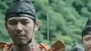 泥酔する北条泰時を見守る武士たち