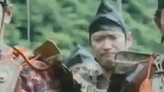 泥酔する北条泰時を見守る武士たち