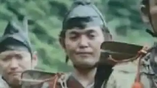 泥酔する北条泰時を見守る武士たち